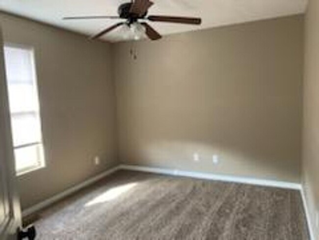 Building Photo - All Brick 3 bedroom 2.5 Bathrooms