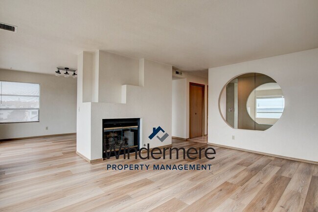 Building Photo - 3 bed 2 bath Condo with a View!