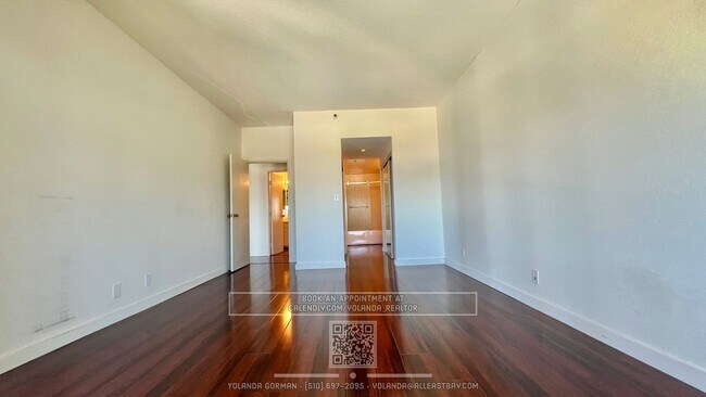 Building Photo - Stunning Large 1 Bedroom Exquisite Wood Fl...