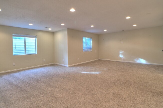 Building Photo - New reduced rent!