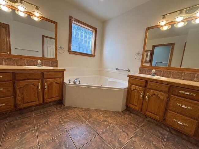 Building Photo - Beautiful 2 Bedroom 2 Bathroom Storage Galore!