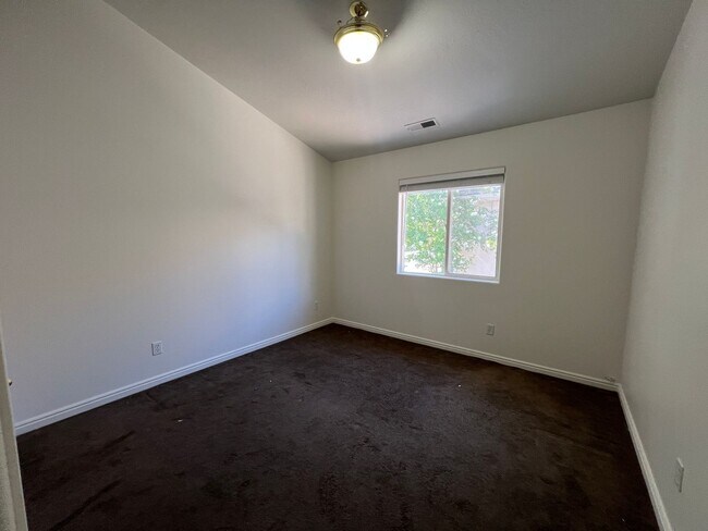 Building Photo - 652 N 2720 E