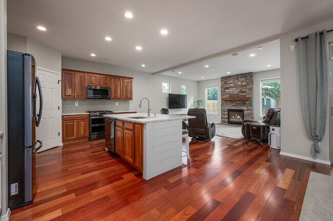 Building Photo - Spacious 4-bed Home with High Ceilings