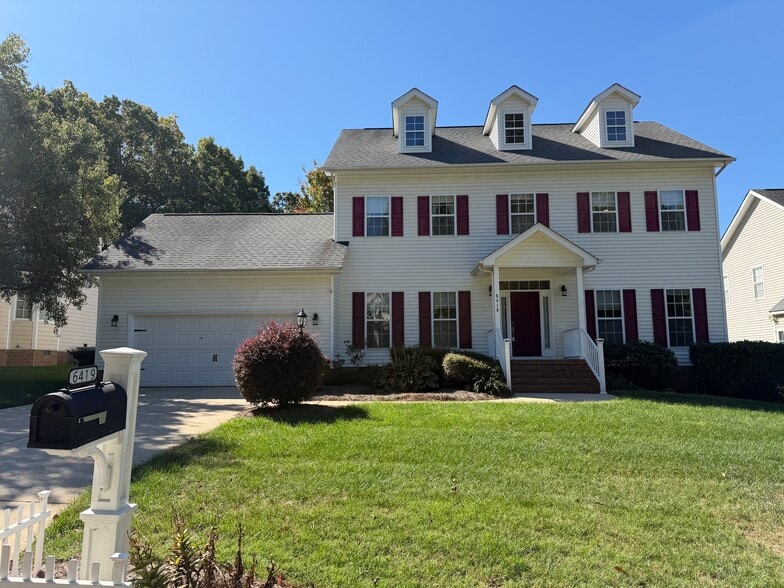 Beautiful 2 story home on a spacious lot with updated kitchen, bathrooms, and flooring - 6419 Woodmont Rd