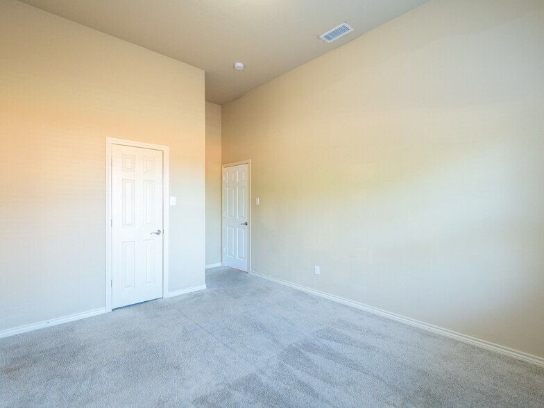 Building Photo - 1418 E Oates Rd