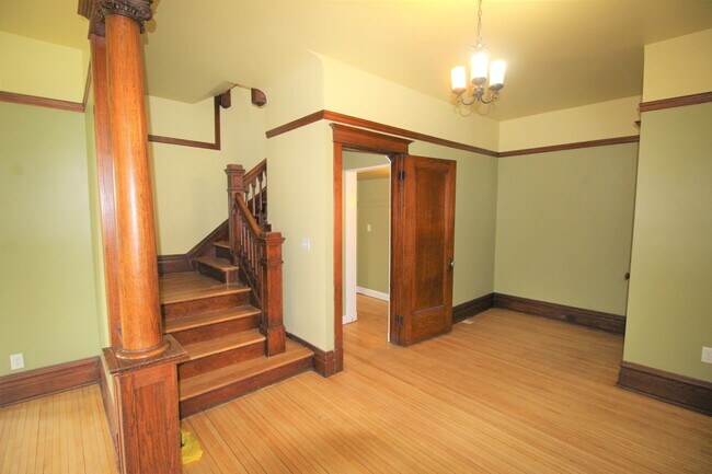 Foyer - 2032 Jefferson St