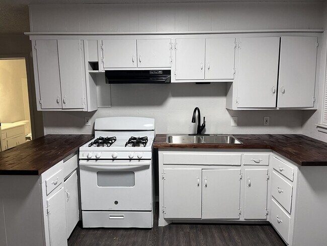 Building Photo - 707 47th St