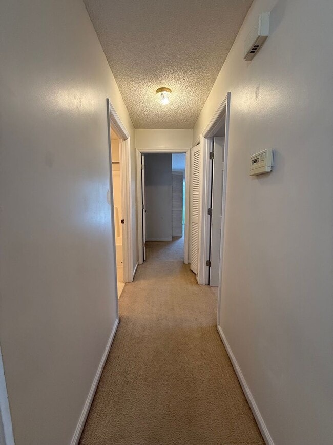 Building Photo - 150 Lakemont Dr