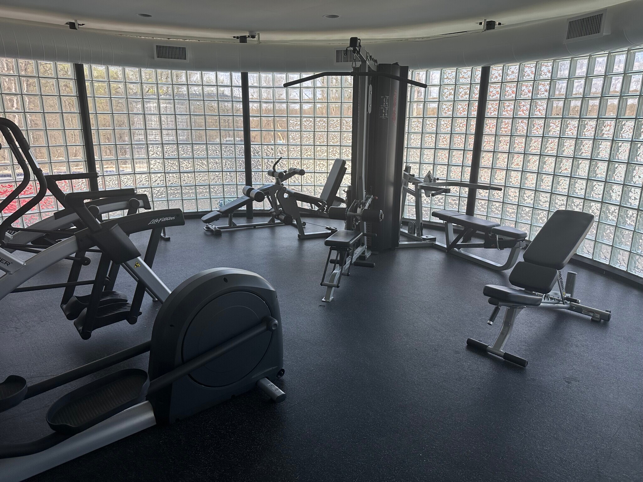 Building Photo - 1637 Oakwood Dr