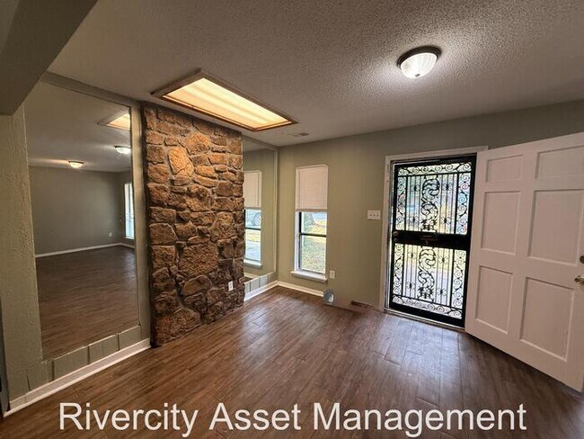 Building Photo - Beautiful home located in Parkway Village ...