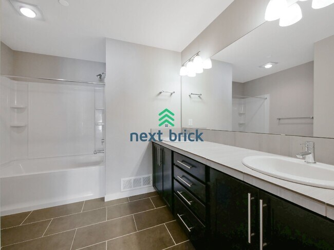 Building Photo - 3 Bed and 3 Bath Stunning Townhome is Available for Rent!