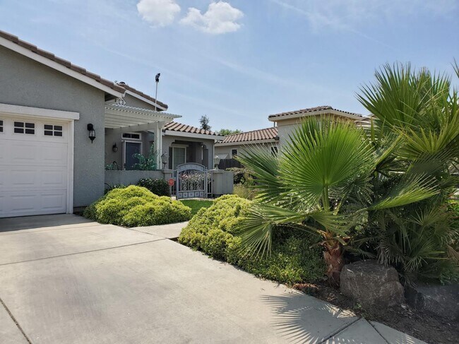 Building Photo - 1764 E Golden Way