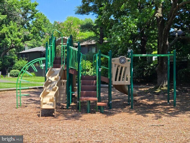 Building Photo - 1808 Ivy Oak Square