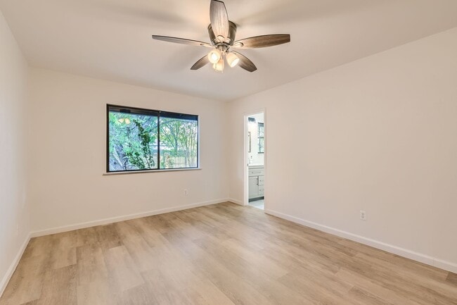 Building Photo - Adorable House in South Austin!