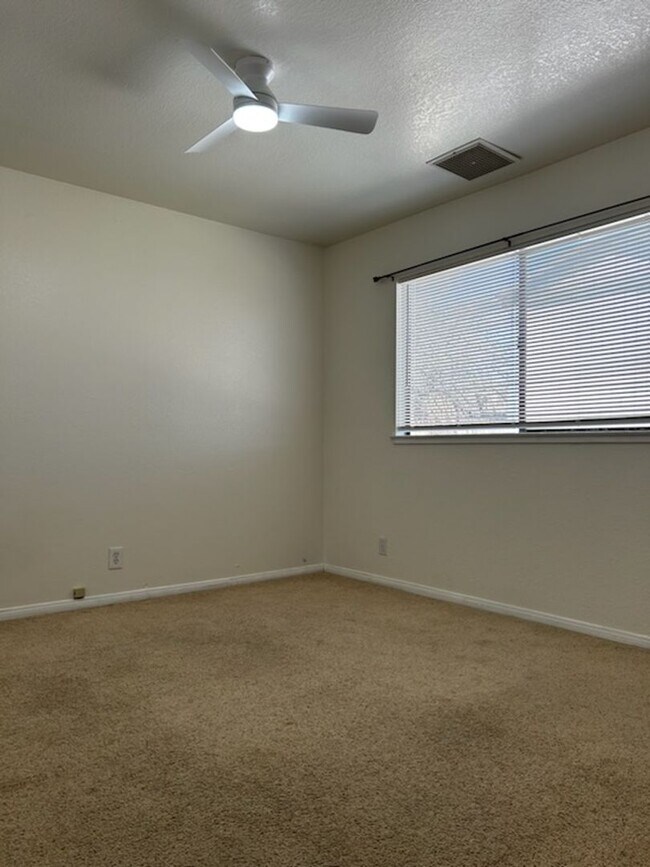 Building Photo - PLEASE CONTACT VAUGHN REALTY TO SET UP AN APPOINTMENT (760)446-6561