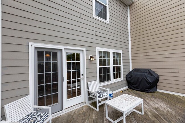 Building Photo - 703 Rainier Rd