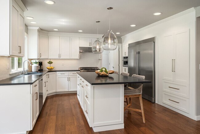 Building Photo - Furnished Redmond Home | Short-Term 3–6 Month Lease | Avail Now!
