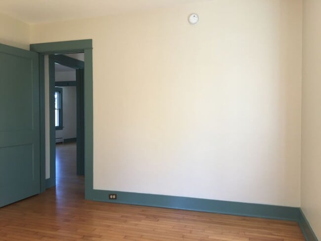 Building Photo - Lovely Single-Family 3BR Home in Vergennes...