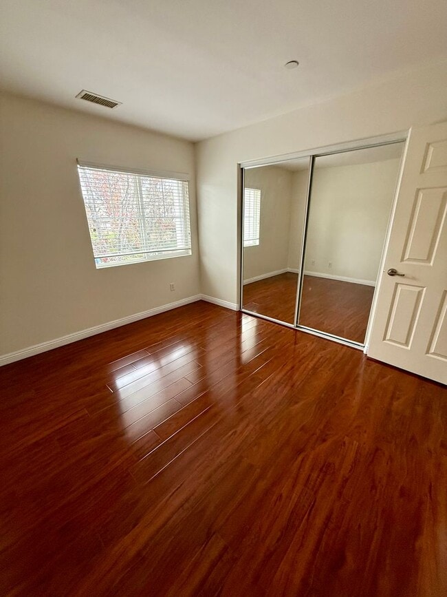 Building Photo - Highly Desirable 2 bed 3 bath condo in Rancho Cucamonga