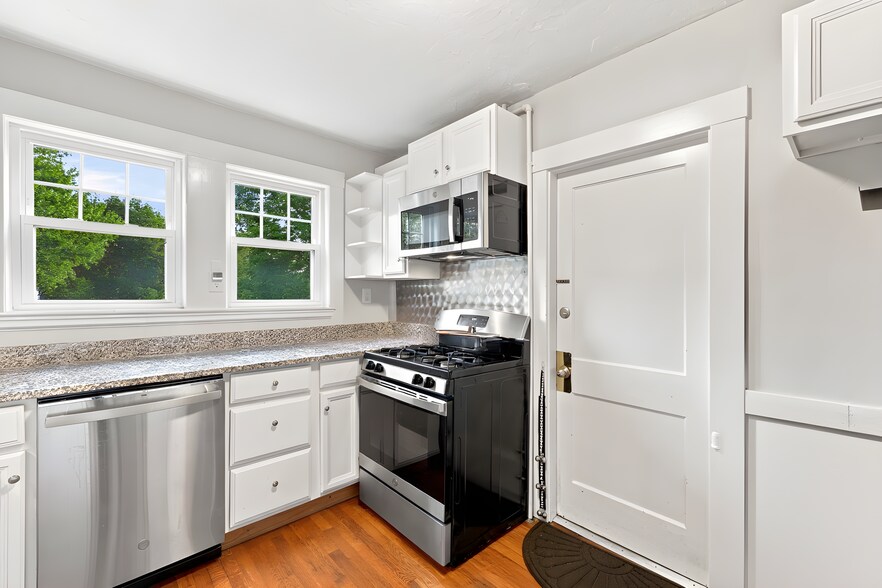 Building Photo - 99 Thorndike St