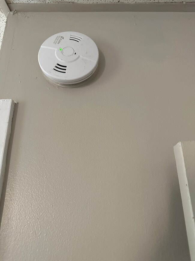 Building Photo - Spacious 5-Bedroom Home with 2 Full Baths, Freshly Rehabbed, Ready to rent