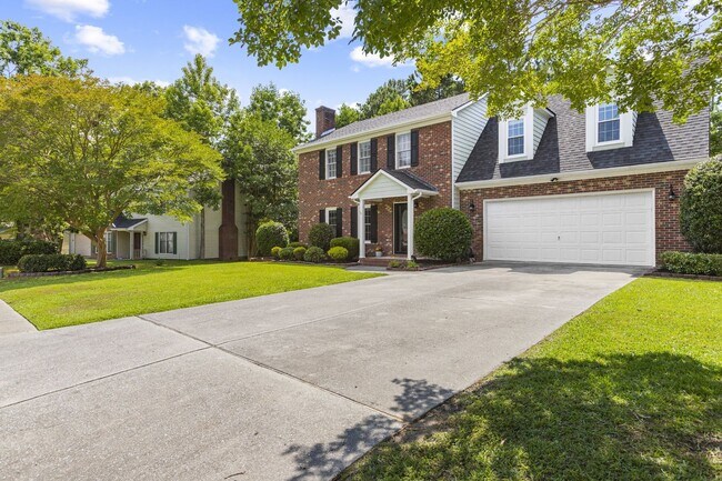Building Photo - Inviting Jacksonville Home Near Shopping, Dining & Everyday Conveniences