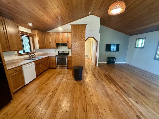Building Photo - Charming 3 Bedroom 2 Bathroom Home Off Tyl...