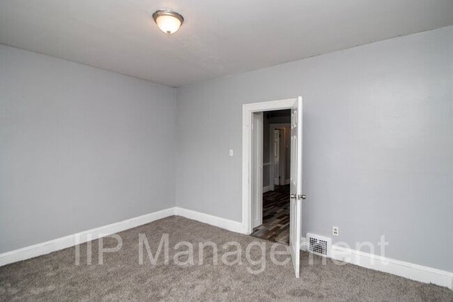 Building Photo - Charming and Refinished 2 Bedroom in Cleve...