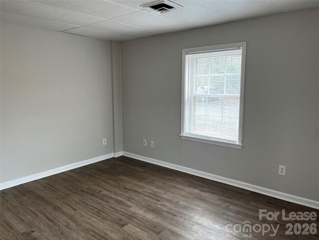 Building Photo - 350 N 6th St