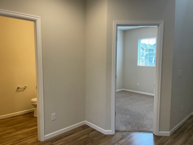 Building Photo - Beautiful 4 + Den Bedroom 2.5 Bath Home Lo...