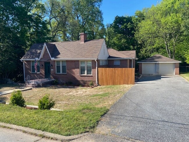Building Photo - Stunning Executive Rental