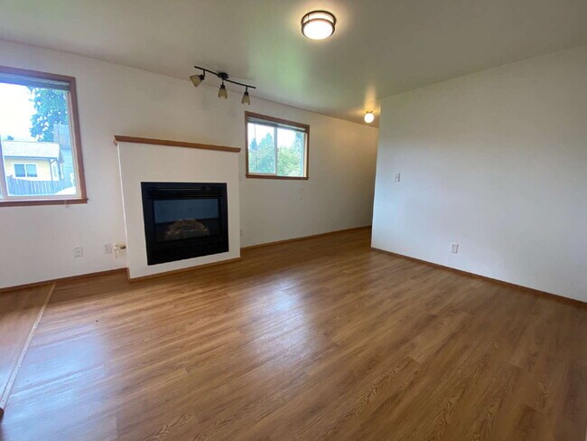 Building Photo - Conveniently Located 3-Bedroom Home with S...