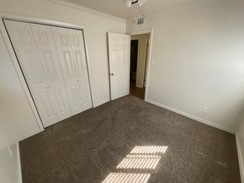 Building Photo - 1007 W Louisa Ave