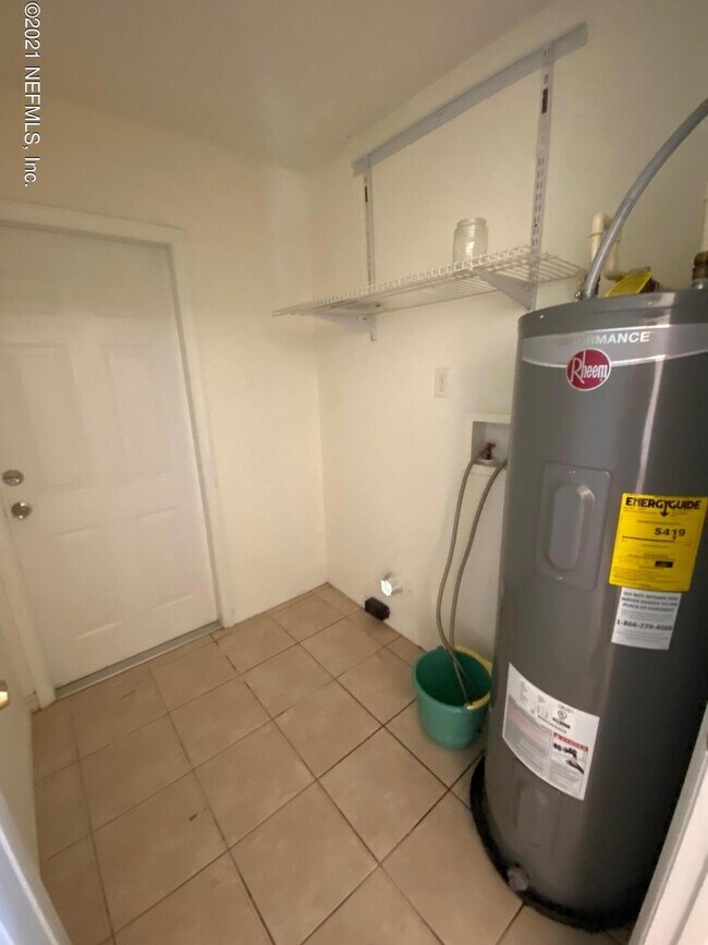 Building Photo - 908 Helen St