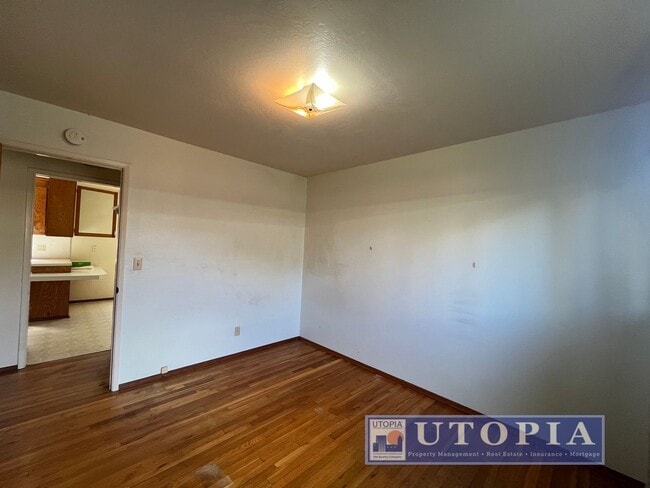 Building Photo - 2 Bed 1 Bath Single Family Home Right Next...