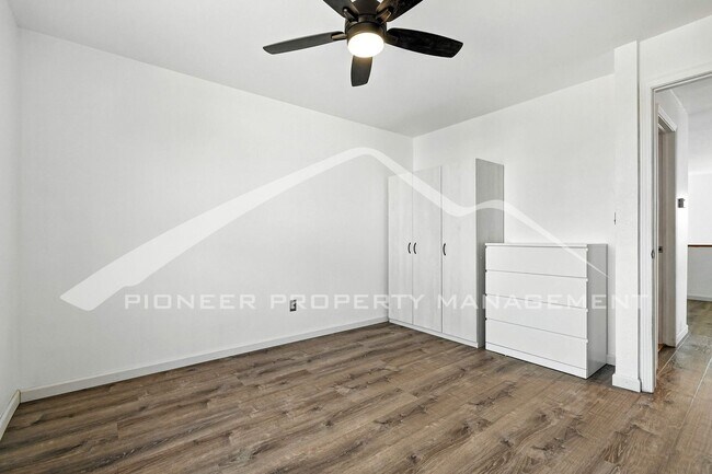 Building Photo - Spacious Home with Washer/Dryer and Centra...