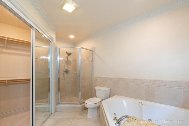 Building Photo - Updated and spacious 3 bedroom house on ov...