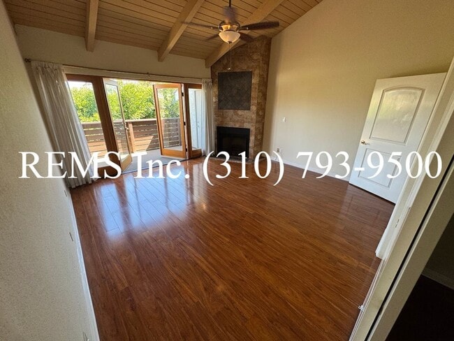 Building Photo - Refurbished Townhome with Laundry Hookups ...