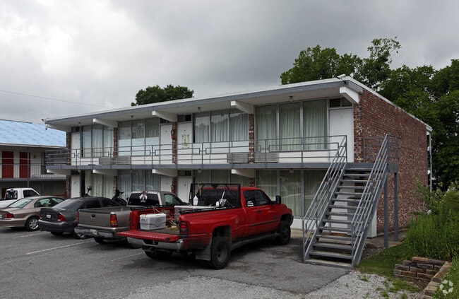 Primary Photo - Lakecrest Apartments