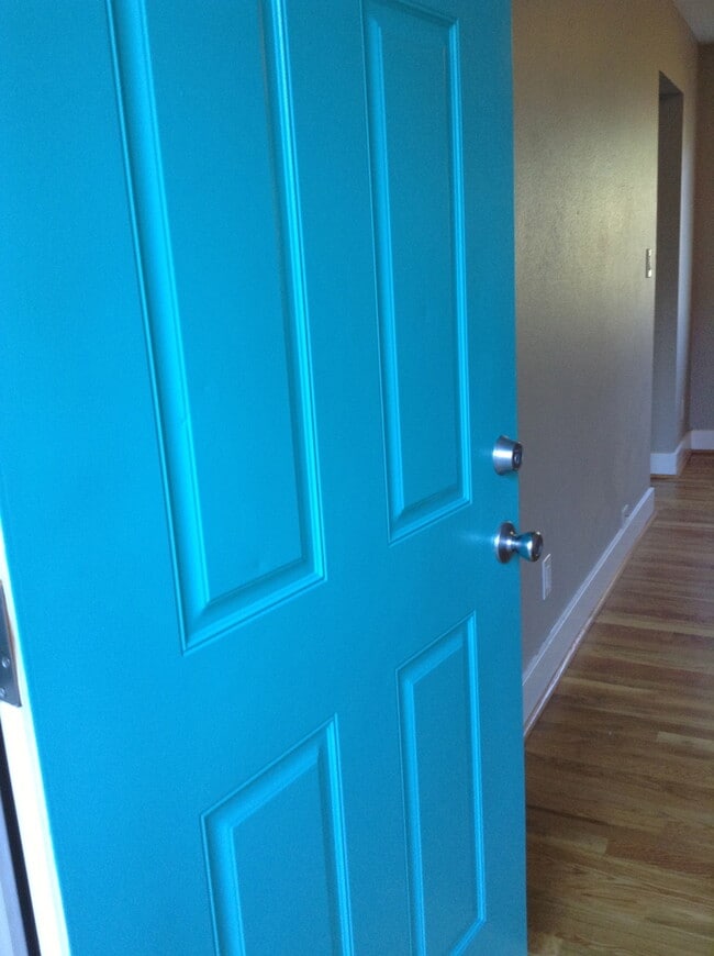 Building Photo - Lower 1 bed, off street parking, hardwoods...