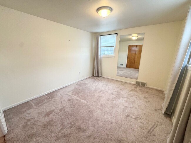 Building Photo - Spacious 4 Bedroom Home in Monroeville