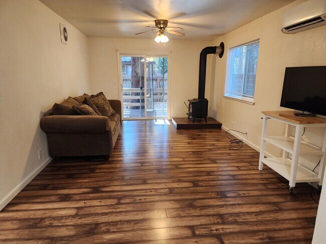 Building Photo - 2 Bedrooms in Pollock Pines Available May 1st