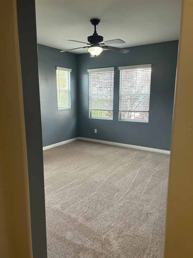 Building Photo - Spacious home in University Park