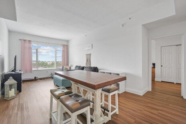 Building Photo - 1200 Town Center Dr