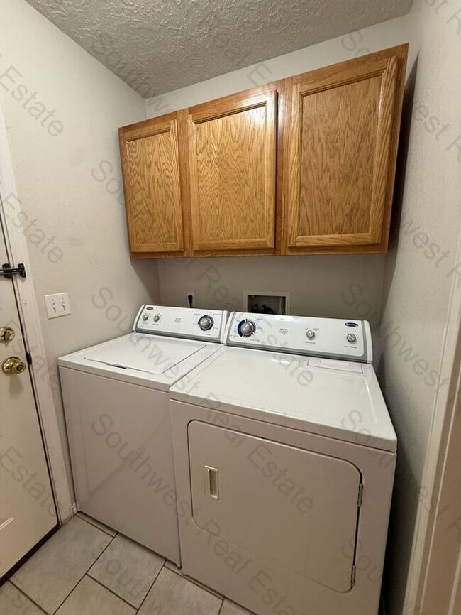 Building Photo - Spacious 2 bedroom 2 Bath apartment-WILL ACCEPT A SMALL PET- ALL BILL'S PAID!