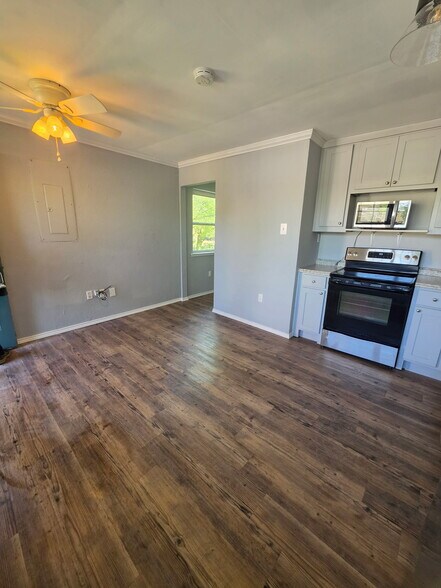 Kitchen/living room - 502 Big Rock St