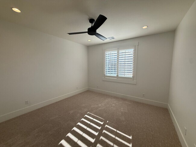 Building Photo - Gorgeous 5 bed 3.5 bath in Desert Canyons