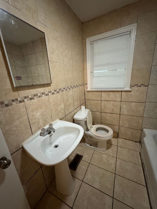Building Photo - 3/1 House in West Rome with bonus room- $1...