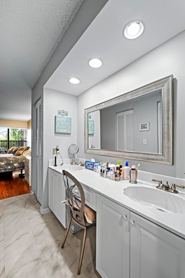 Building Photo - 5153 Oakhill Ln