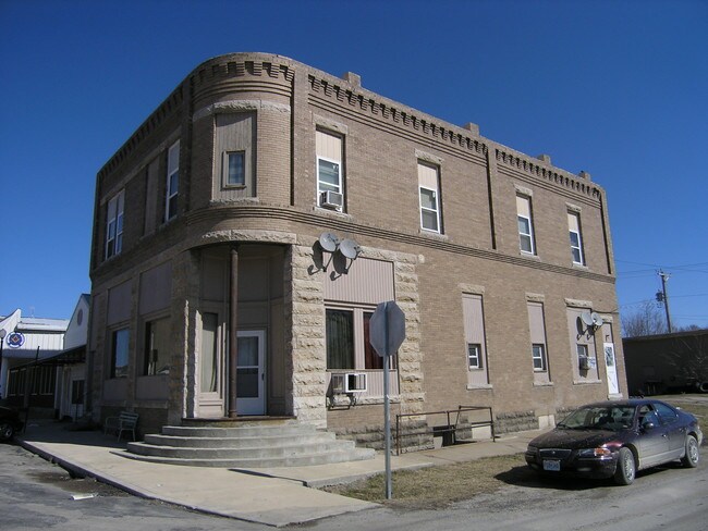 Primary Photo - 420 Main St